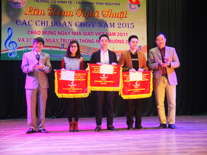 Liên hoan văn nghệ chào mừng ngày nhà giáo Việt Nam 20-11 và ngày thành lập trường 20-12.